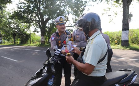 Polres Magetan Ajak Pengendara Tertib Lewat Pembagian Bunga dan Es Krim
