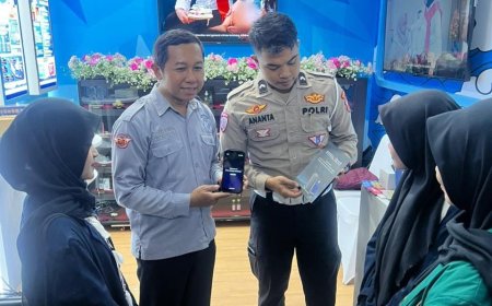 Korlantas Polri Peragakan ETLE Mobile Handheld pada Pameran Kampung Hukum 2026