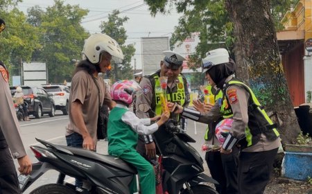 Helm dan Cokelat Jadi Media Edukasi di Operasi Keselamatan Semeru Ponorogo