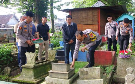 Kapolresta Malang Kota Panjatkan Doa di Makam Korban Kanjuruhan