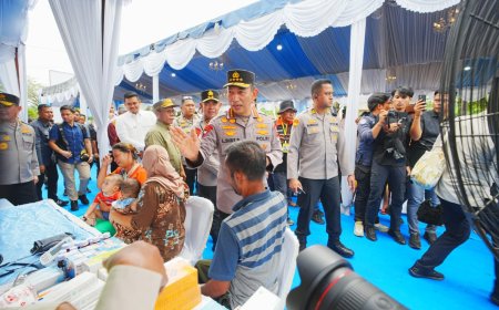 16 Truk Bantuan Diberangkatkan saat Kapolri Tinjau Huntara di Tapteng