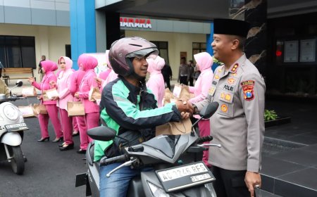 Polres Tulungagung Tebar Takjil dan Senyum Ramadan