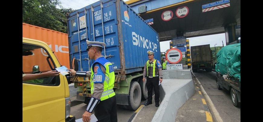 Ditlantas Polda Jatim Tertibkan Lajur Jalan Tol di Operasi Keselamatan Semeru 2026
