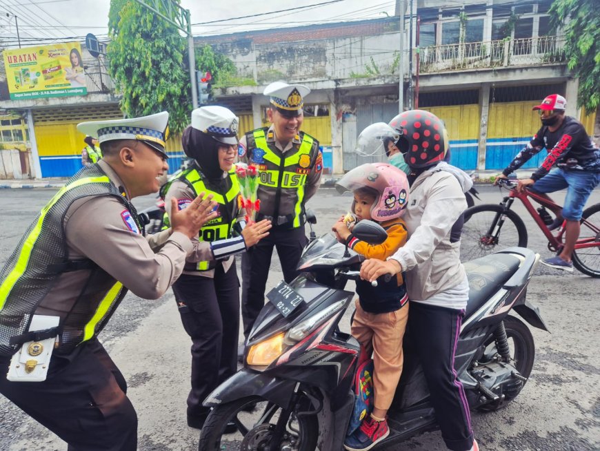 Hari Kesepuluh Operasi Keselamatan Semeru, Polres Lumajang Kampanyekan Disiplin Berkendara