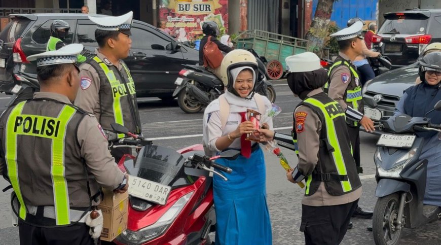 Polres Ponorogo Tebar Helm dan Cokelat untuk Pengendara Tertib