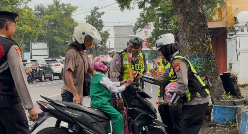 Polres Ponorogo Beri Penghargaan Pengendara Tertib