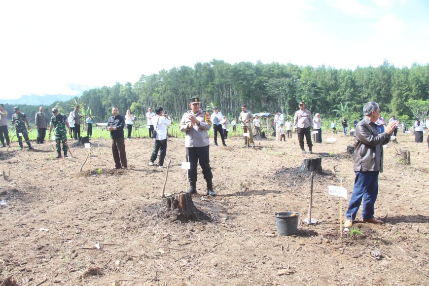 Tanam 1.000 Pohon, Polres Bondowoso Dukung Gerakan Sedekah Oksigen HPN 2026