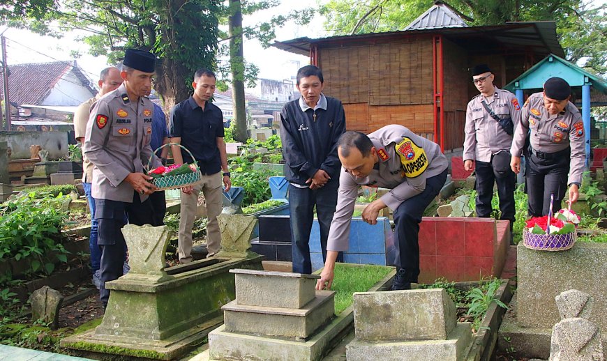 Kapolresta Malang Kota Panjatkan Doa di Makam Korban Kanjuruhan