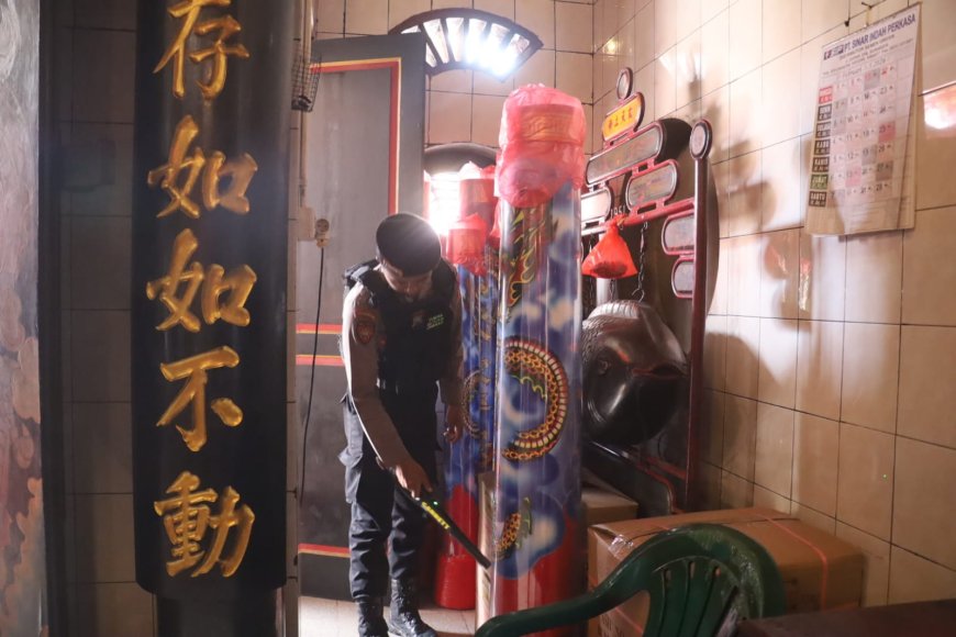 Polres Pelabuhan Tanjungperak Turun Langsung Sterilkan Klenteng