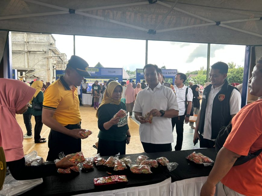 Sinergi Polres Ngawi dengan Pemkab Beri Pendampingan Operasi Pasar Murah      