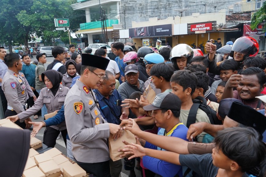 Semangat Ramadan, Polres Situbondo dan Pers Kompak Tebar Takjil