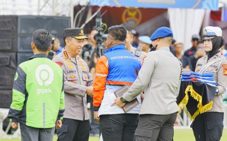 Kapolri Serukan Persatuan dalam Apel Ojol-Buruh di Sumsel