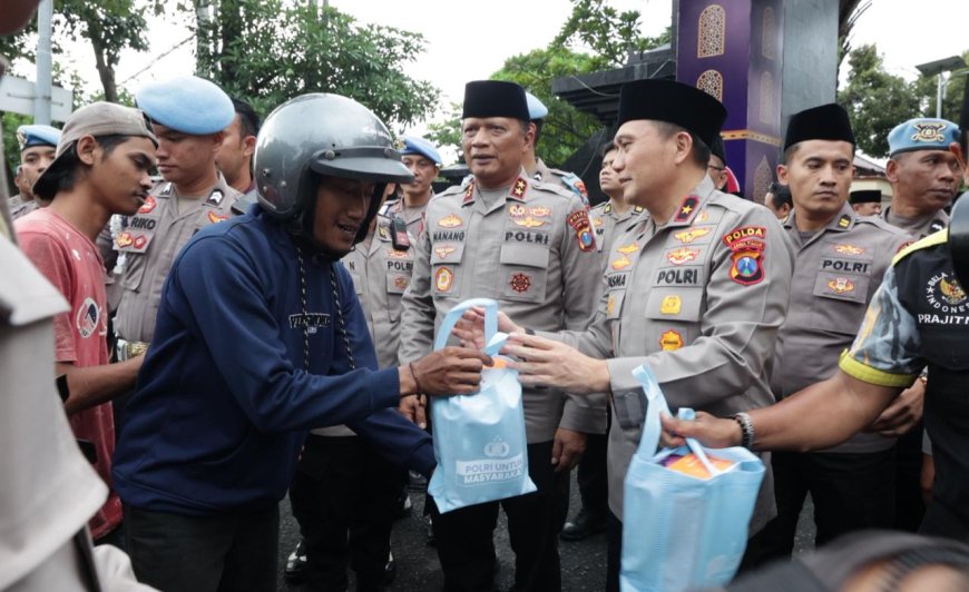 Kapolda Jatim Berbagi Kebahagiaan Ramadan Bersama Warga  Ramadan Berkah, Kapolda Jatim Tebar Takjil untuk Masyarakat