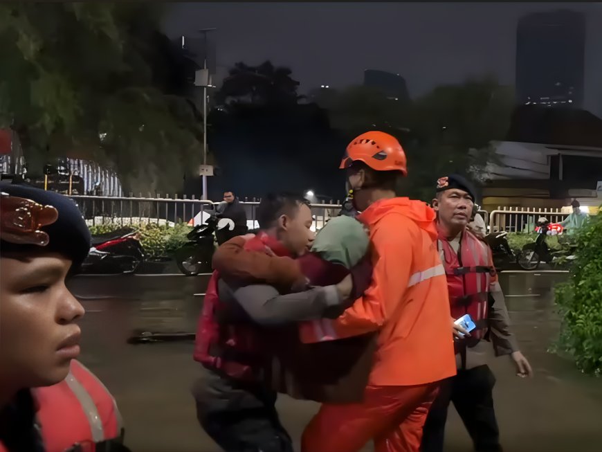 Tim SAR Brimob Polda Metro Jaya Bantu Penanganan Banjir Jakarta