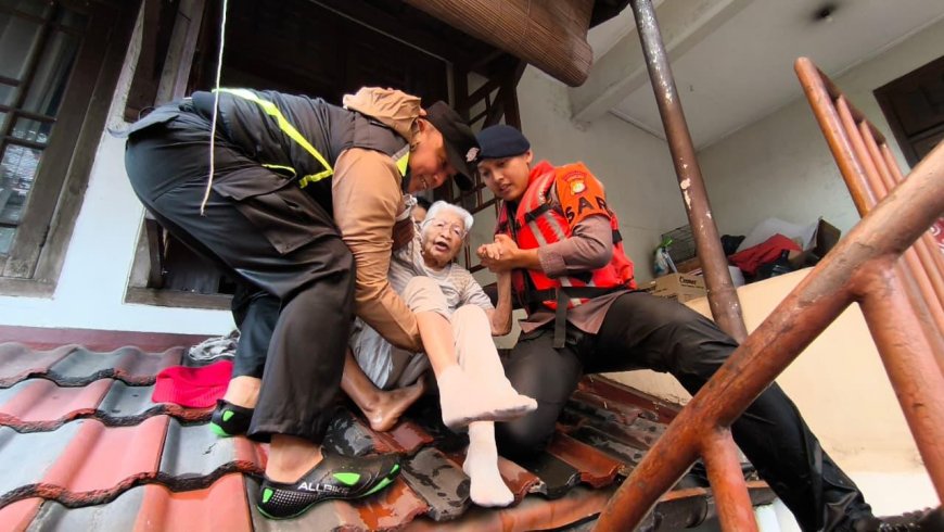 Brimob Polda Metro Jaya Turun Tangan Evakuasi Korban Banjir di Jakarta