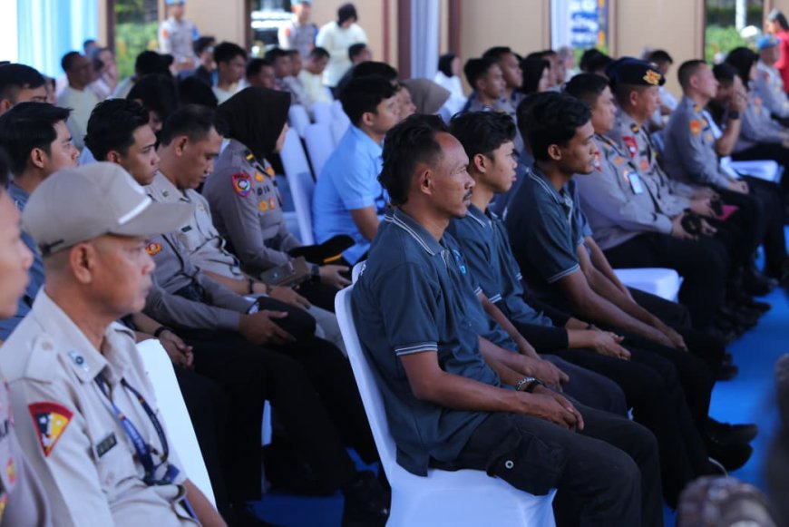 Menjelang Idul Fitri, Kapolri Salurkan Bantuan kepada Personel