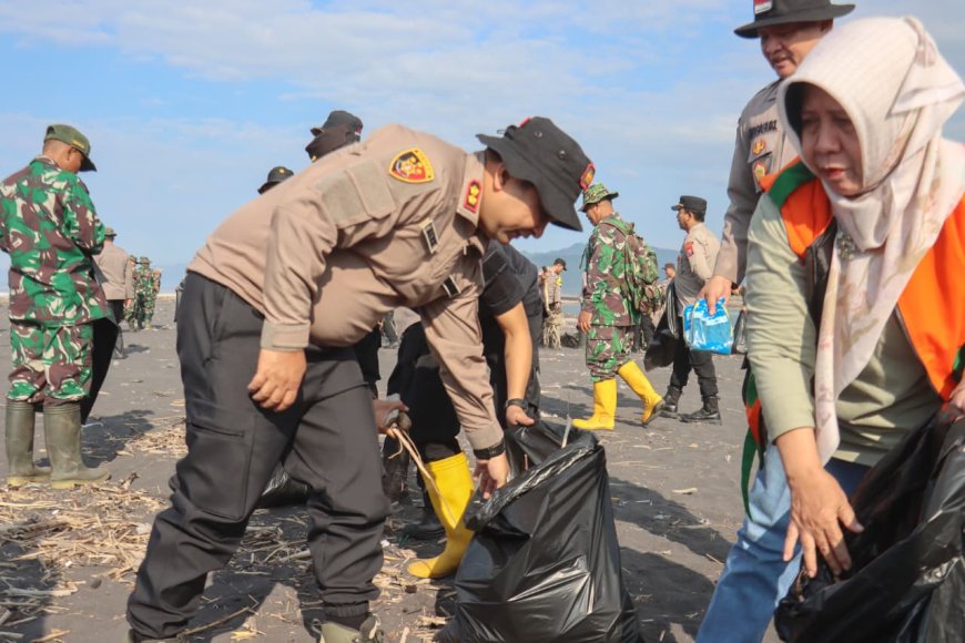 Polres Lumajang Gelar Aksi Lingkungan di Pantai Bambang