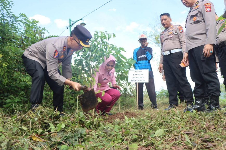 Lahan Kritis Dihijaukan, Polres Trenggalek Tanam Pohon Beringin