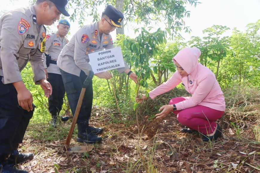 Polres Trenggalek Peduli Lingkungan Lewat Aksi Penghijauan