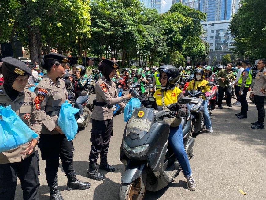 Polda Metro Jaya Gelar Bakti Sosial untuk Pengemudi Ojol