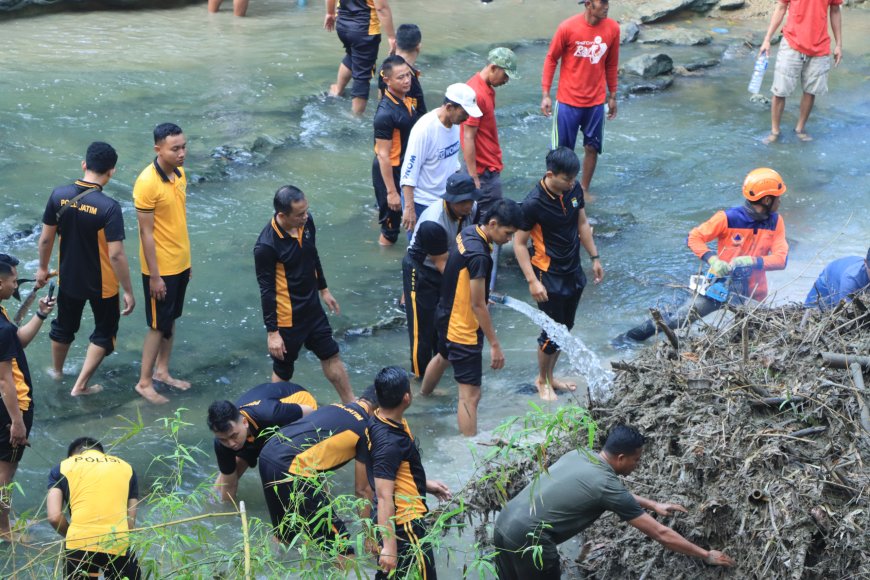 Polres Ngawi Gelar Aksi Hijau di Aliran Sungai