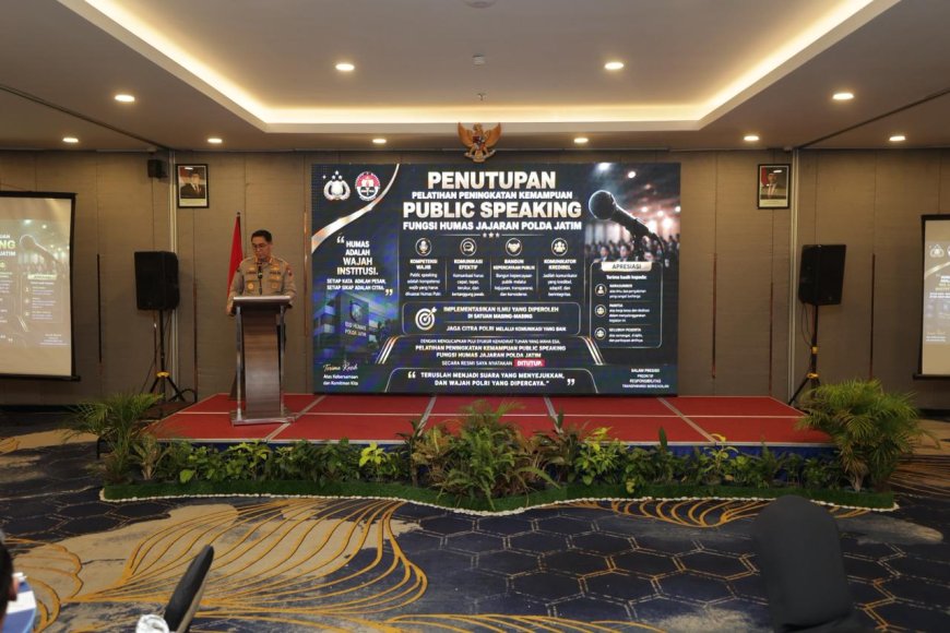 Kabid Humas Polda Jatim Tutup Pelatihan Public Speaking, Tekankan Komunikasi Jujur dan Transparan