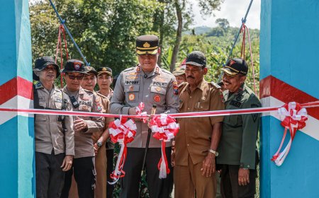 Akses Warga Makin Aman, Kapolres Jember Resmikan Jembatan