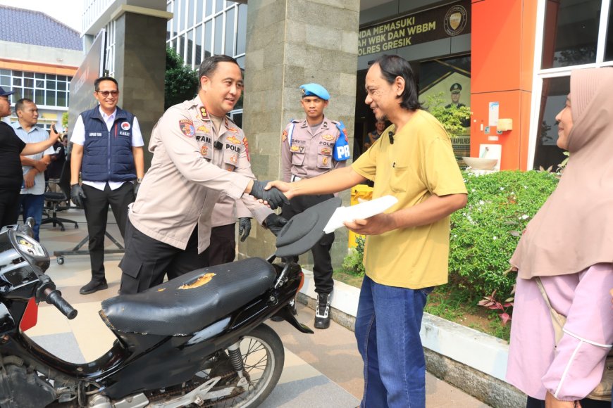 Polres Gresik Kembalikan Hak Korban melalui Penyerahan Motor Gratis