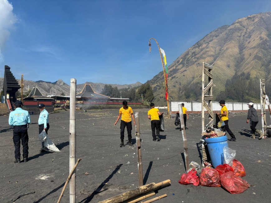 Bakti Bersih di Bromo Perkuat Semangat Pelestarian Alam